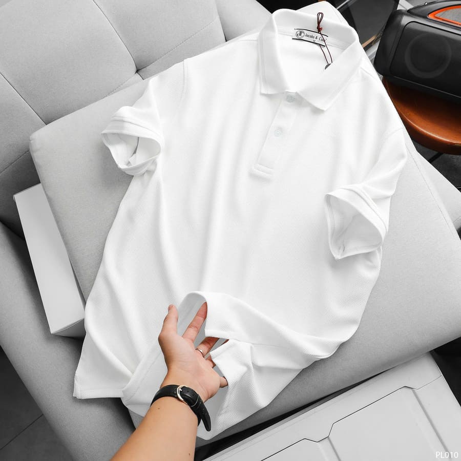 Áo thun Jacobs Cole màu trắng cổ polo là item cực kỳ linh hoạt