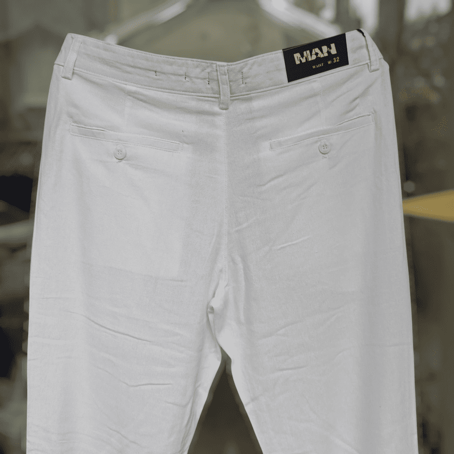 Quần dài linen nam màu trắng là biểu tượng của phong cách sống tự do,