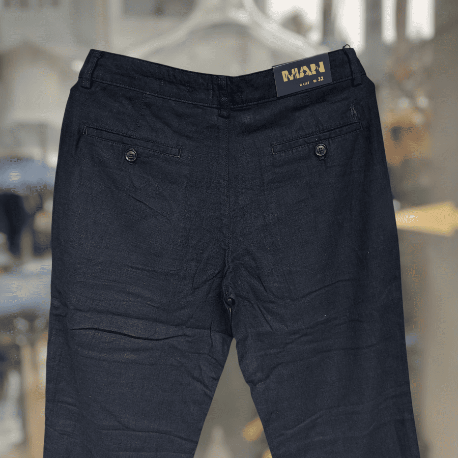 Quần dài linen màu xanh đen không chỉ là một món đồ thời trang, mà là một biểu hiện của phong thái