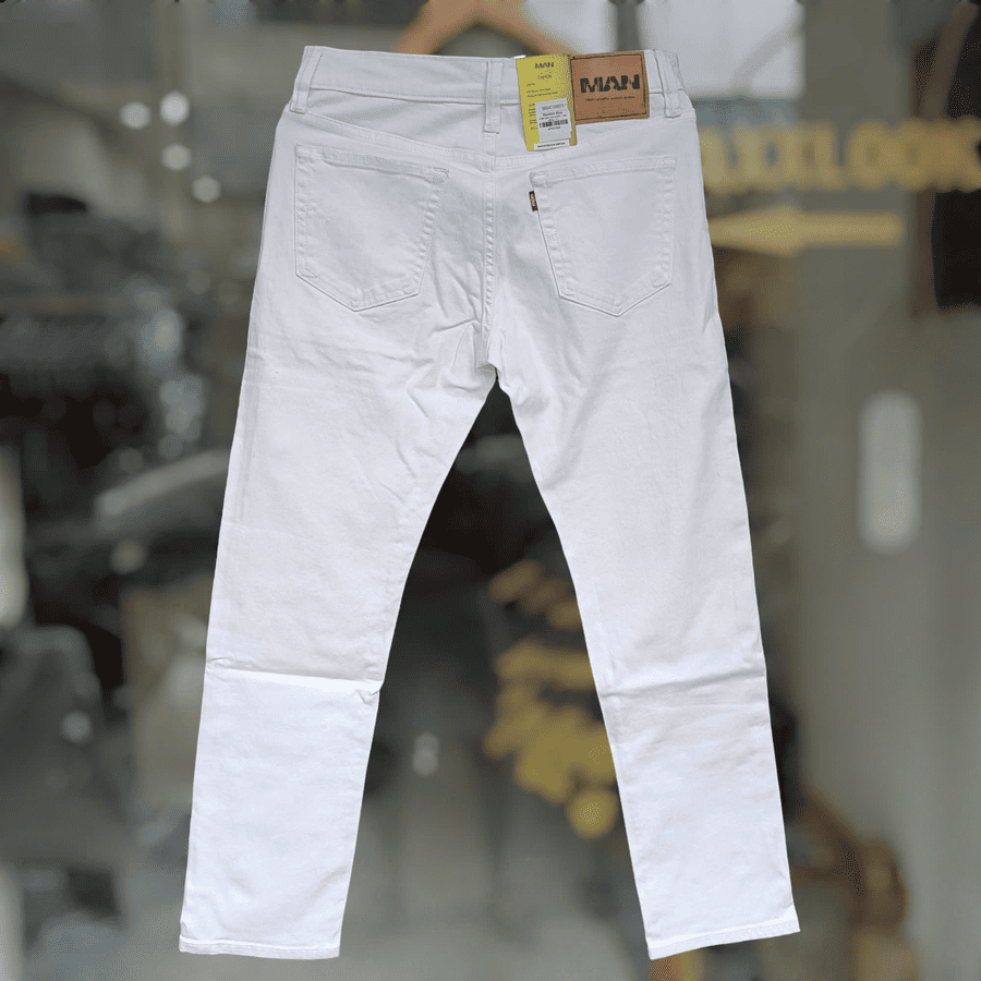 Một chiếc quần jean nam trắng ống co giãn không chỉ đơn thuần là trang phục mà còn là tuyên ngôn về phong cách