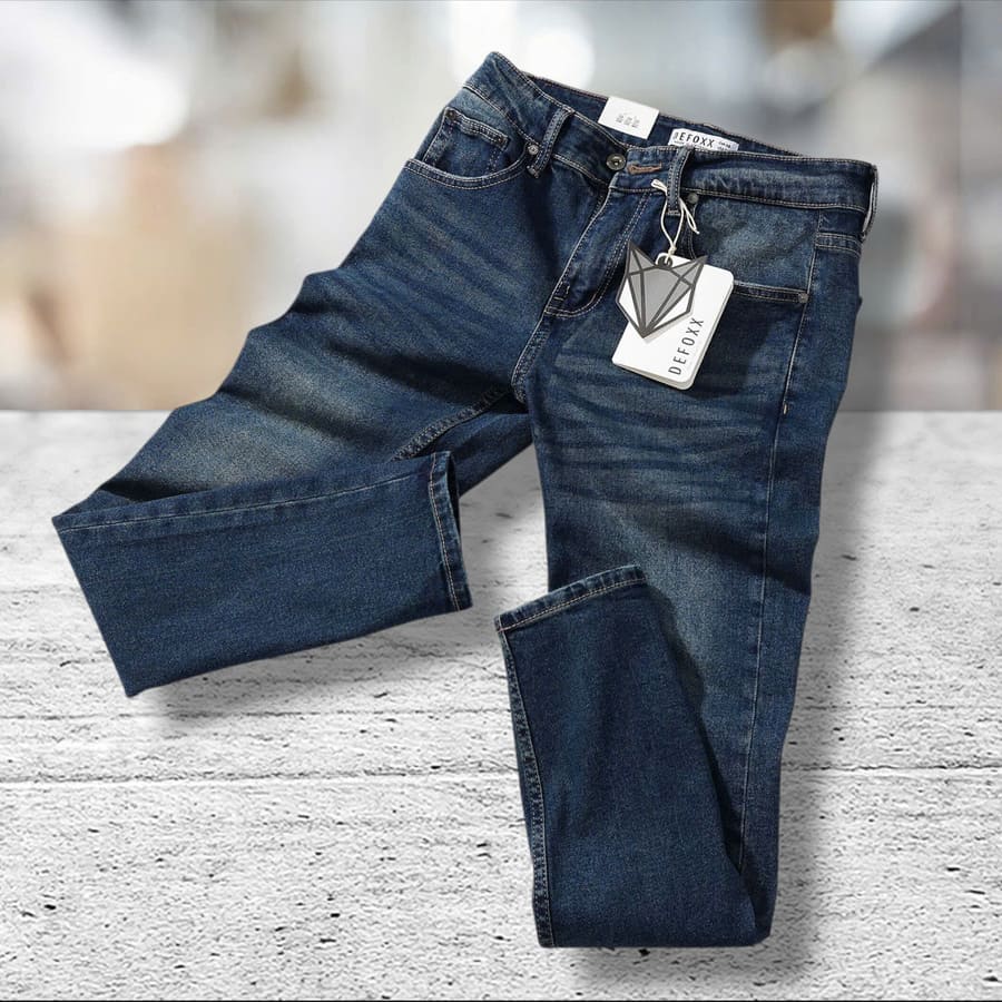 Quần jean nam Defoxx xanh đậm nổi bật với form slimfit hoặc regular-fit được thiết kế theo tỷ lệ cơ thể nam giới Việt